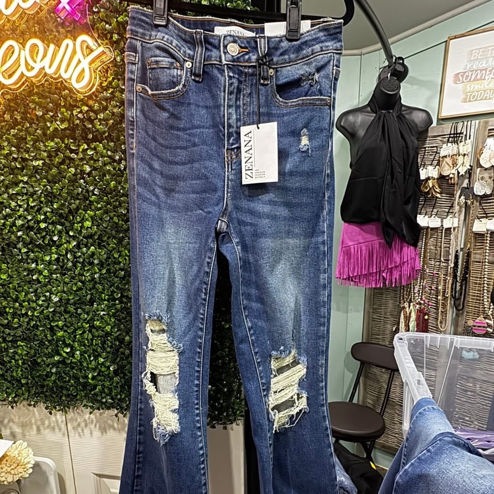 Zenana Cropped Distressed Knee Jeans